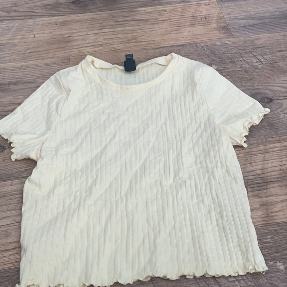 Ribbed yellow cropped shirt